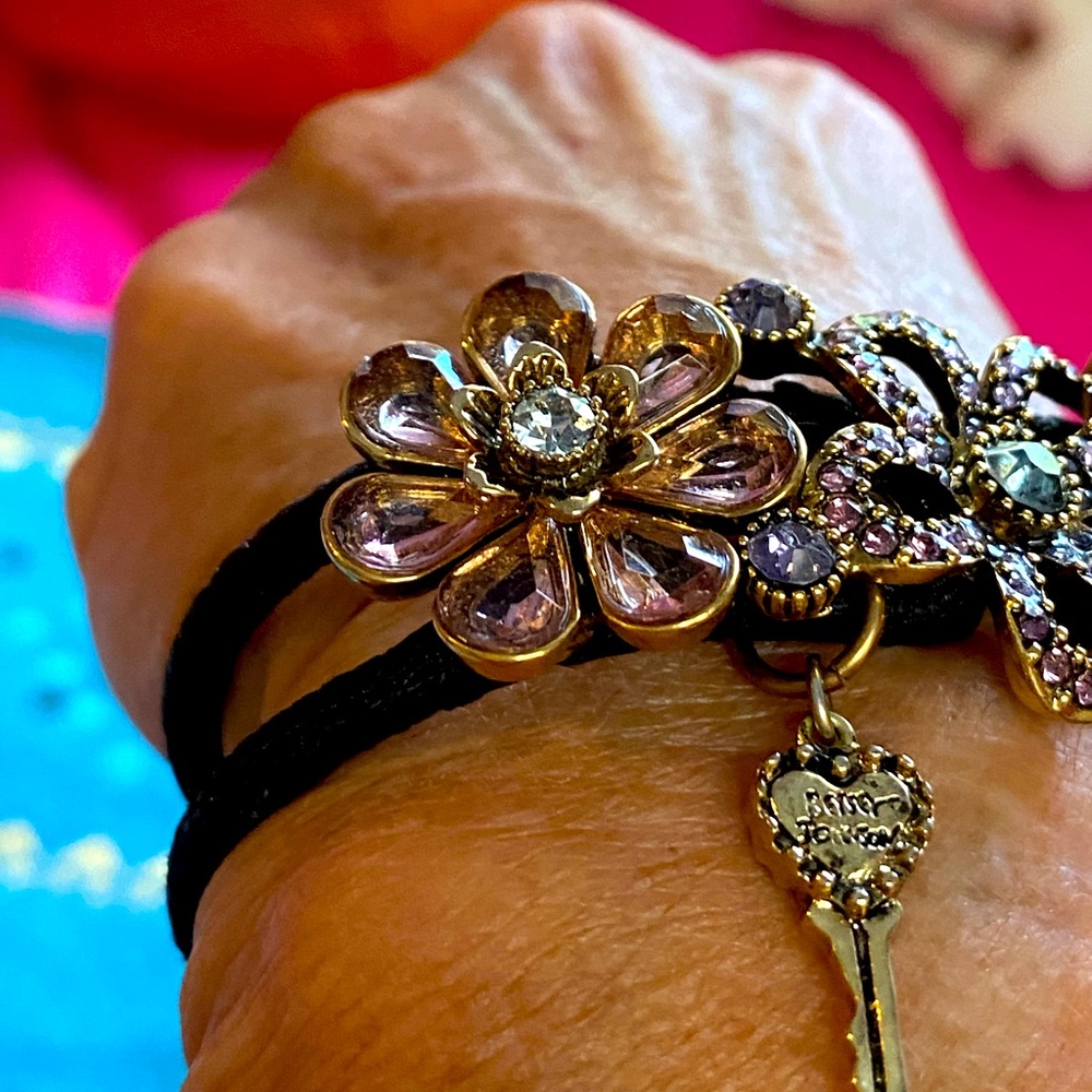BETSEY JOHNSON bracelet with crystal flowers and BJ key charm - Picture 3 of 7